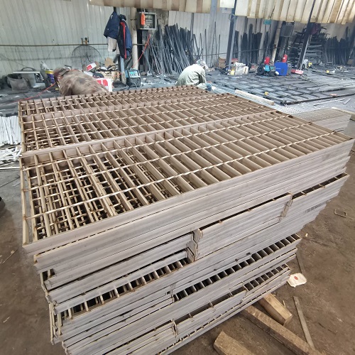 化工廠用不銹鋼鋼格板鋼格柵：防滑、防腐相結(jié)合