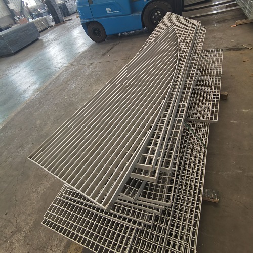 定制鋼格板 vs 標(biāo)準(zhǔn)尺寸？哪種更劃算？