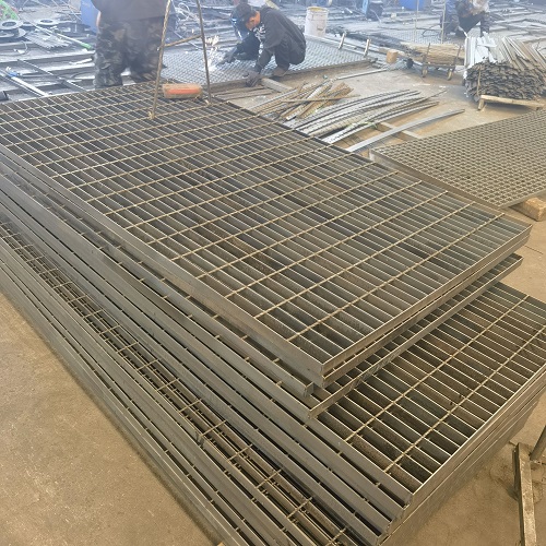 高空作業(yè)平臺專用鋼格板：安全承重設(shè)計(jì)全解析！